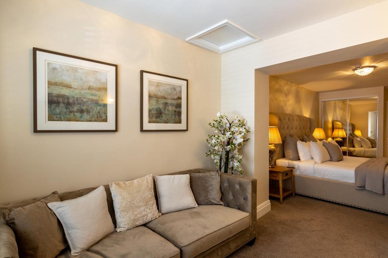Lakes Hotel & Spa Bowness-on-Windermere Rum bild A suite at the hotel