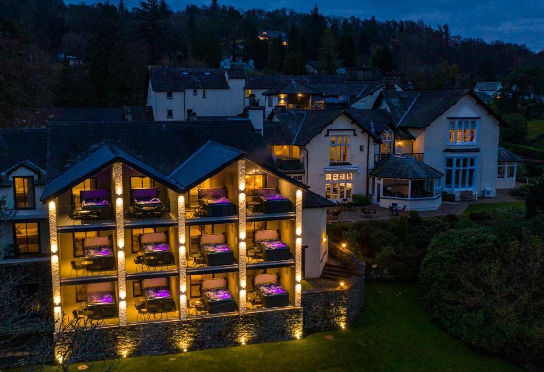 Lakes Hotel & Spa Bowness-on-Windermere Exteriör bild The hotel at night