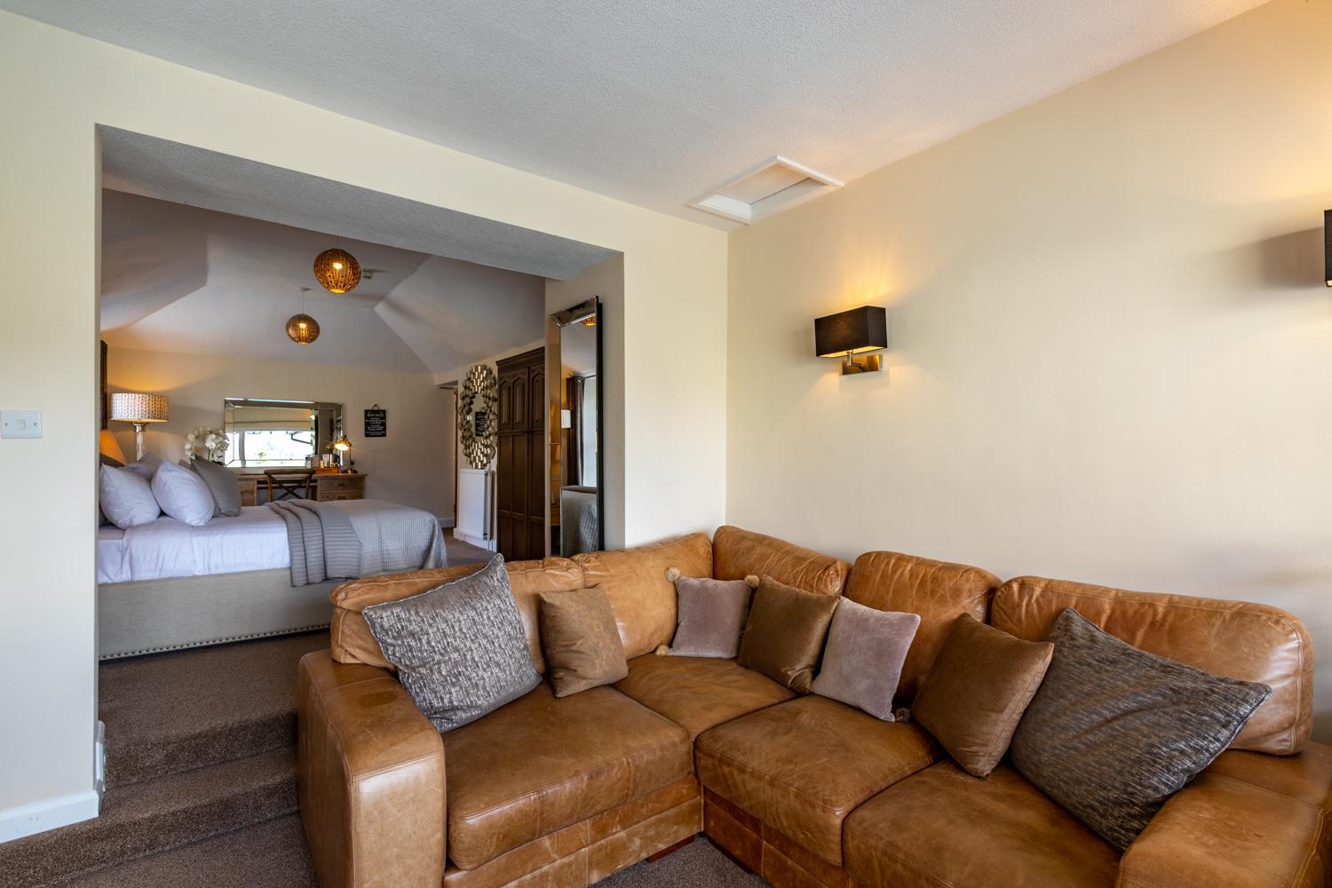 Lakes Hotel & Spa Bowness-on-Windermere Rum bild The interior of a suite at the hotel