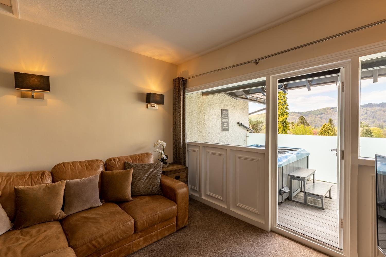 Lakes Hotel & Spa Bowness-on-Windermere Rum bild A living room with a sliding door
