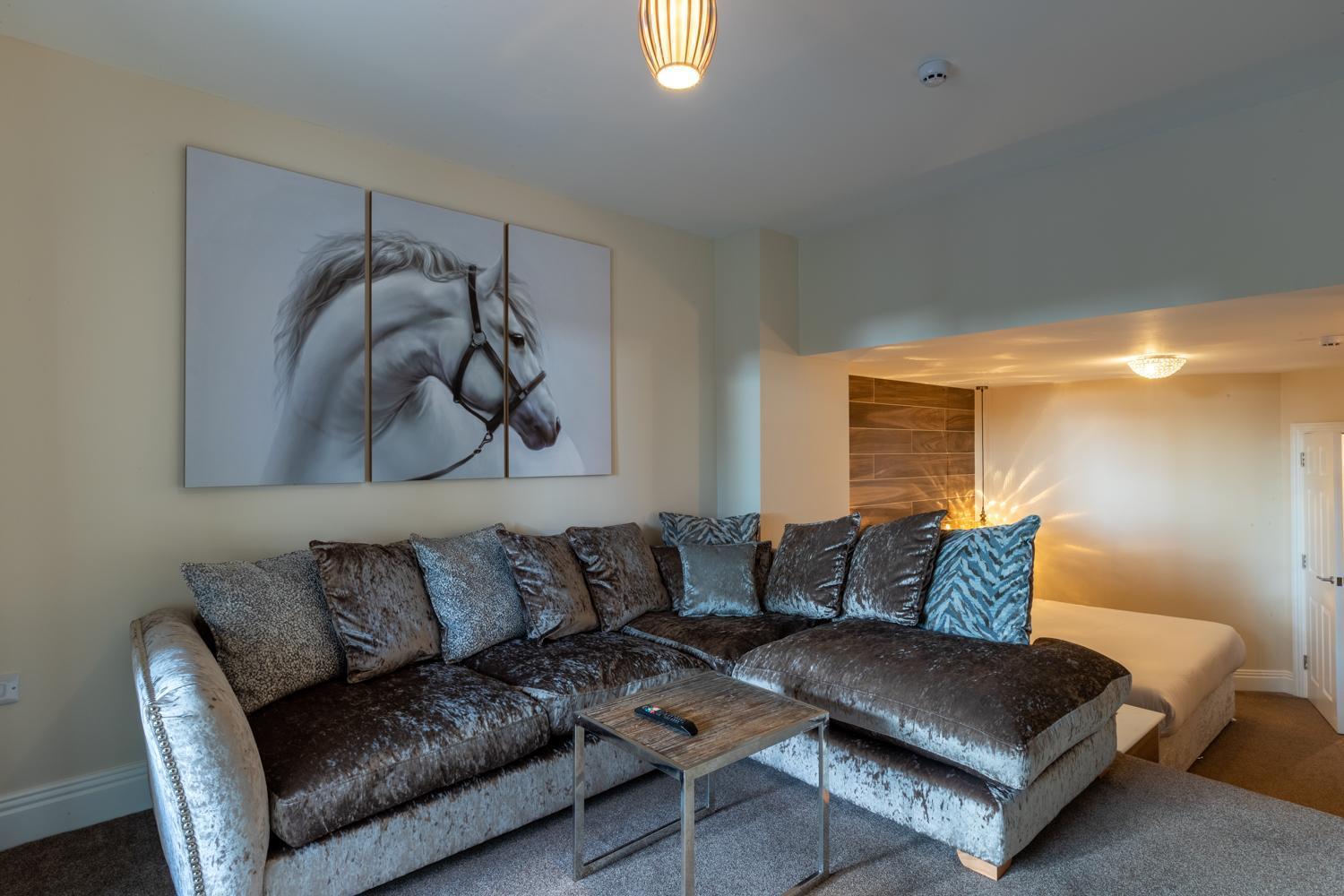 Lakes Hotel & Spa Bowness-on-Windermere Rum bild A crushed velvet sofa