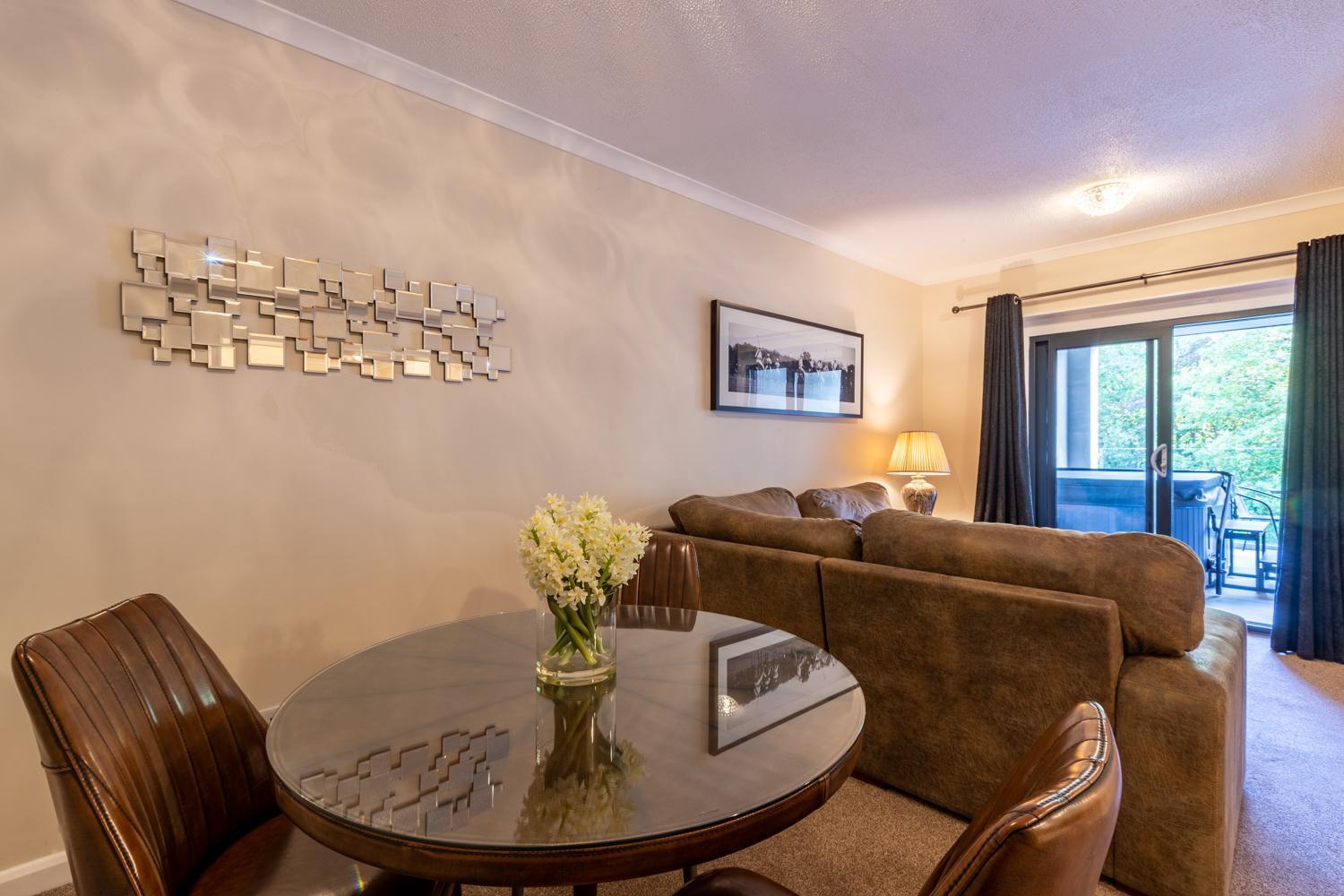 Lakes Hotel & Spa Bowness-on-Windermere Rum bild A living room in a typical apartment at the complex