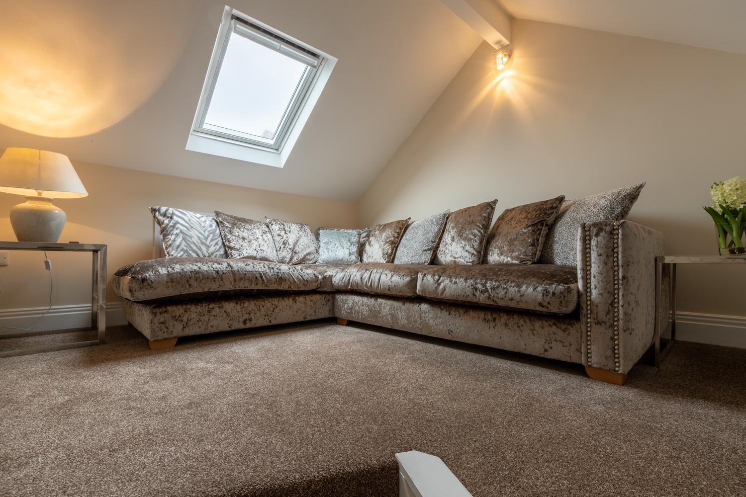Lakes Hotel & Spa Bowness-on-Windermere Rum bild A crushed velvet sofa